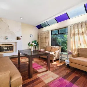 Stylish & Central Retreat - Steps From Local Attractions! Homestay Vancouver